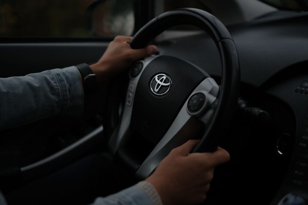 Persona conduciendo un carro en Estados Unidos