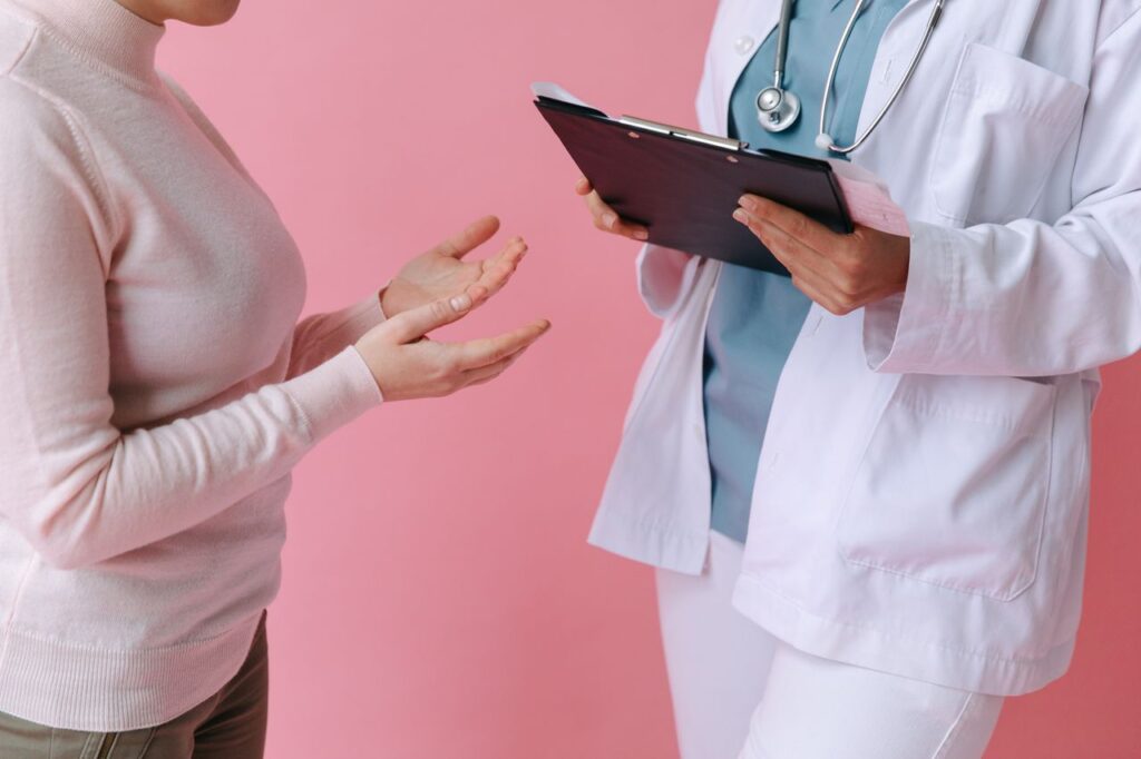Médico consultando con un paciente sobre opciones de seguro médico