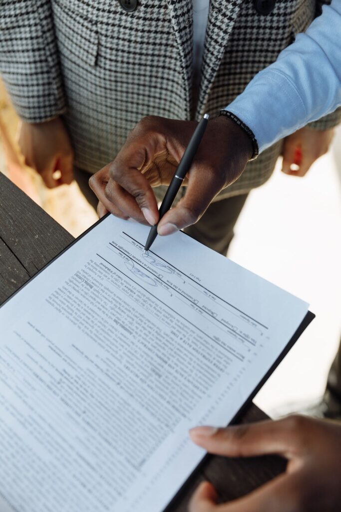 Persona firmando documentos legales para registrar un negocio en Estados Unidos