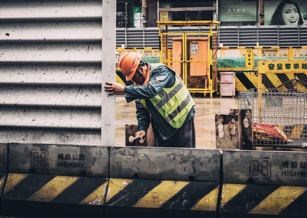 Trabajador de construcción con casco y chaleco de seguridad en una obra en Texas