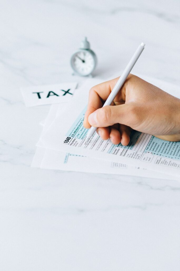 Persona llenando formulario de impuestos para el crédito tributario por hijos