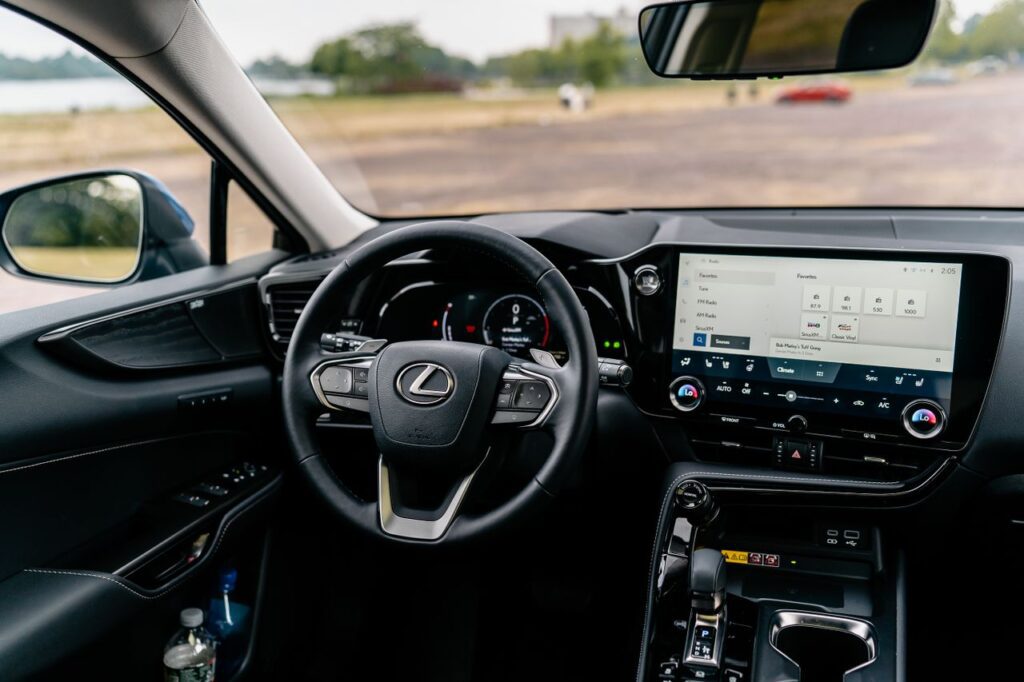 Interior de un auto con volante y pantalla, relacionado con licencia de conducir en California