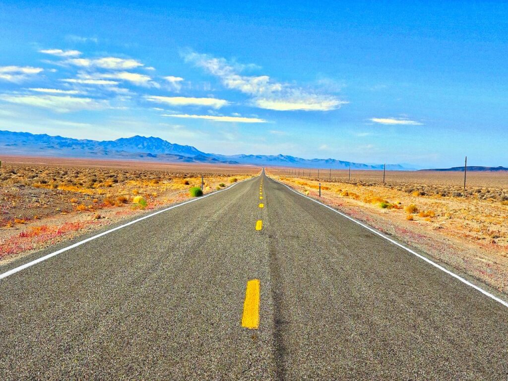 Carretera en Arizona bajo cielo despejado, relacionada con licencia de conducir