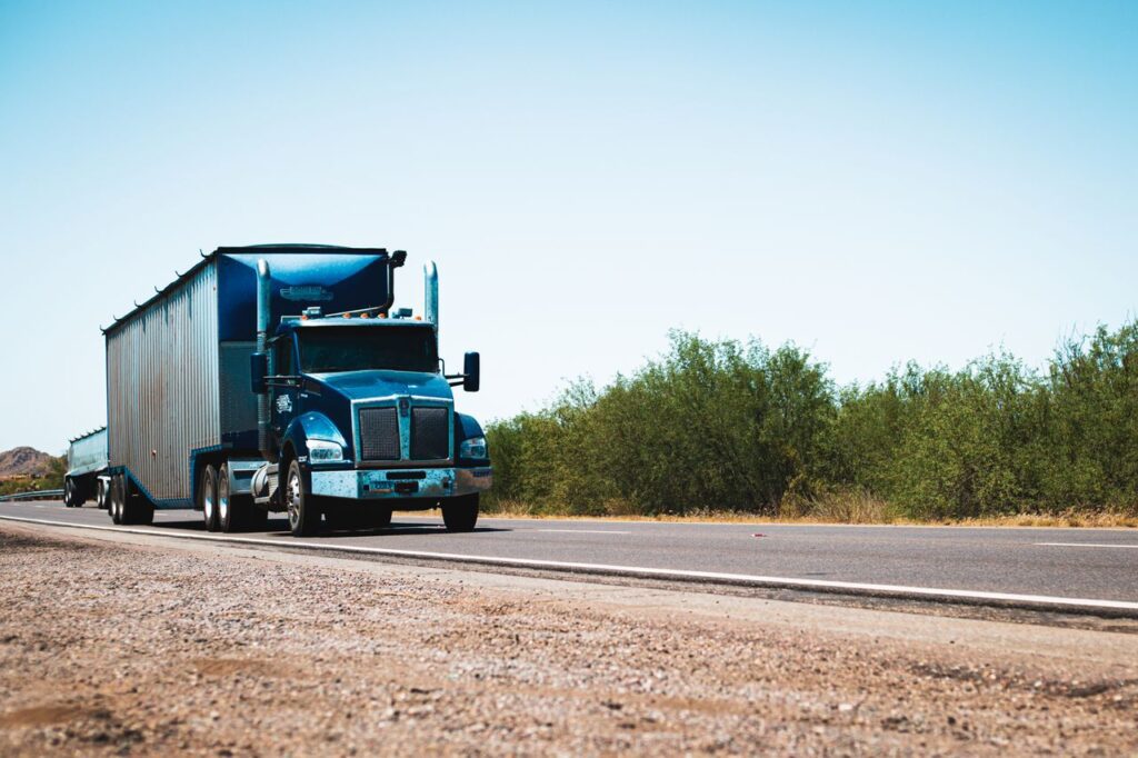 Camión comercial en una carretera de Texas, relacionado con la licencia CDL