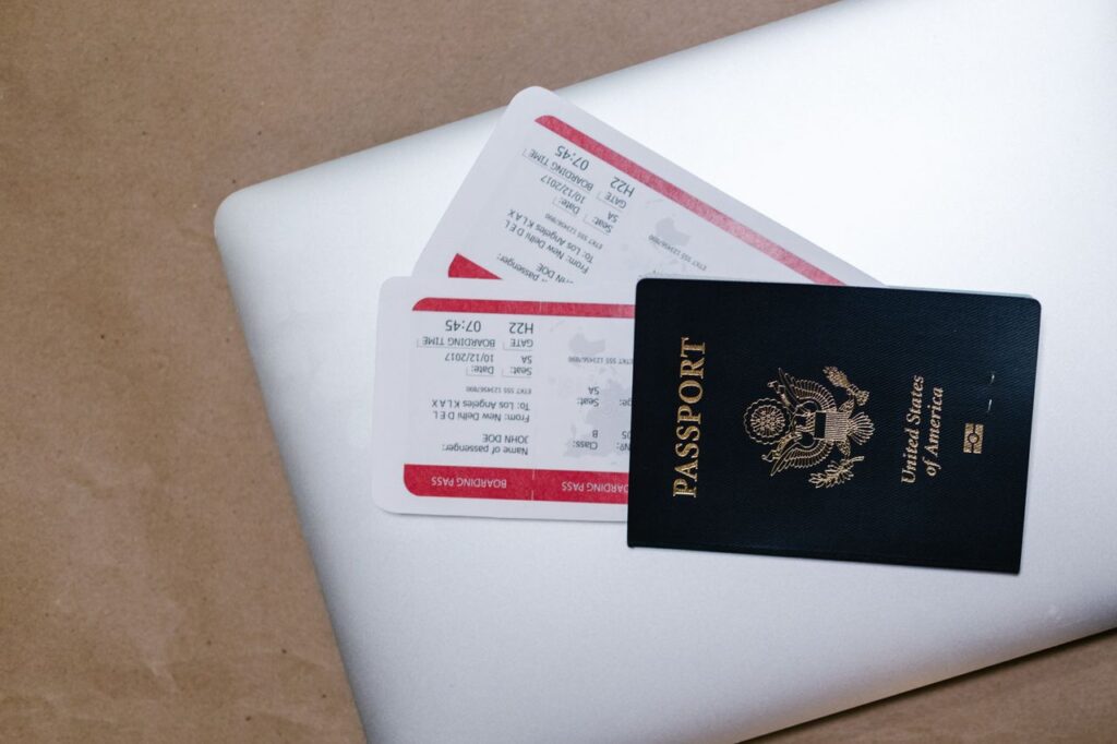Pasaporte estadounidense junto a boletos de avión sobre una mesa, trámite urgente