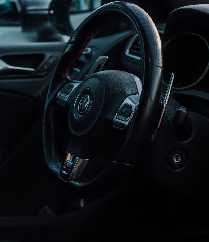 Volante de auto representando el trámite de licencia de conducir en Nueva Jersey